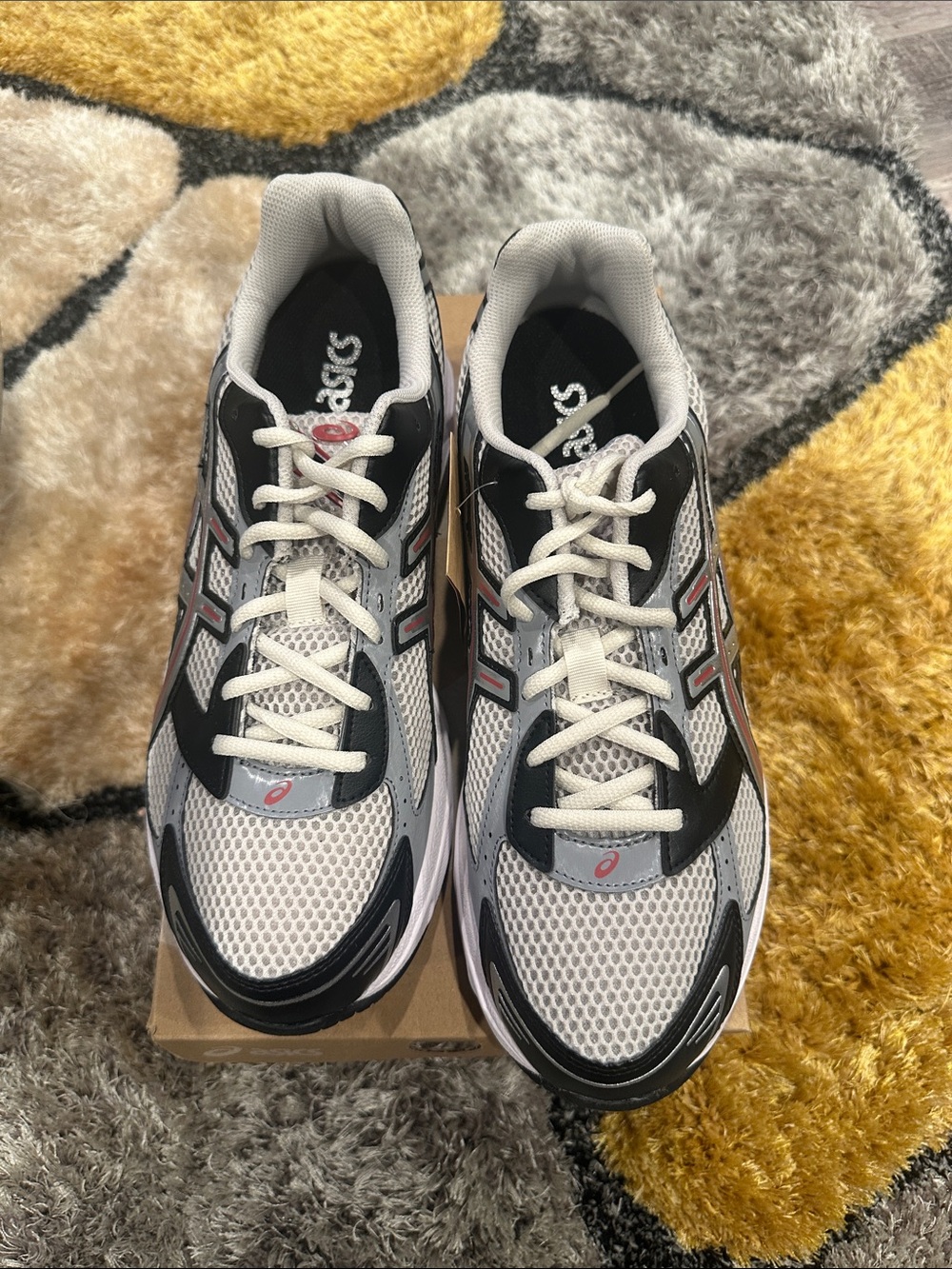 Asics White, Black & Gray Men's Performance Running Shoes Size 11
Brand New
